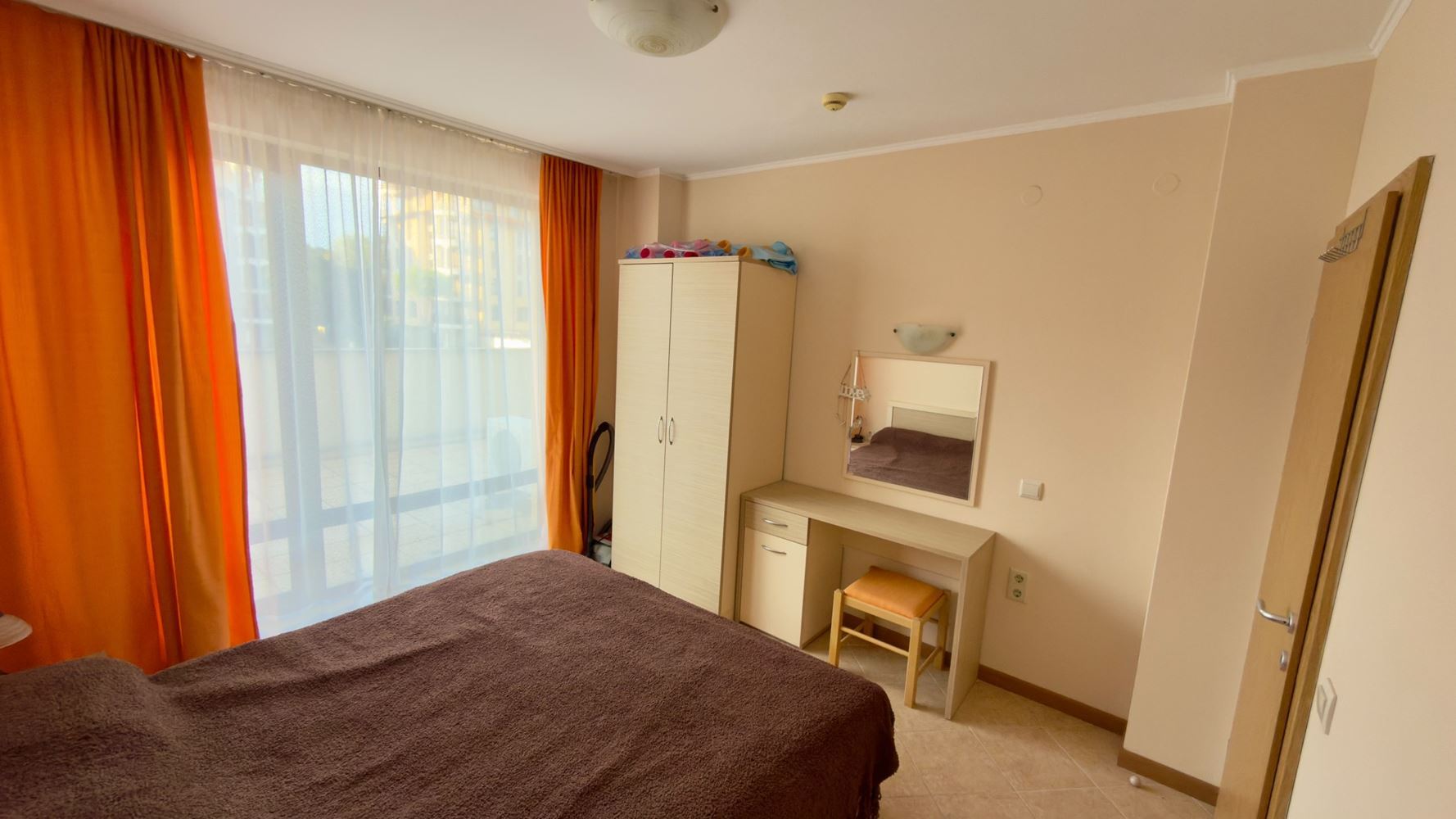 Prostorný apartmán s jednou ložnicí, velkou terasou a výhledem na bazén v Sunny Beach