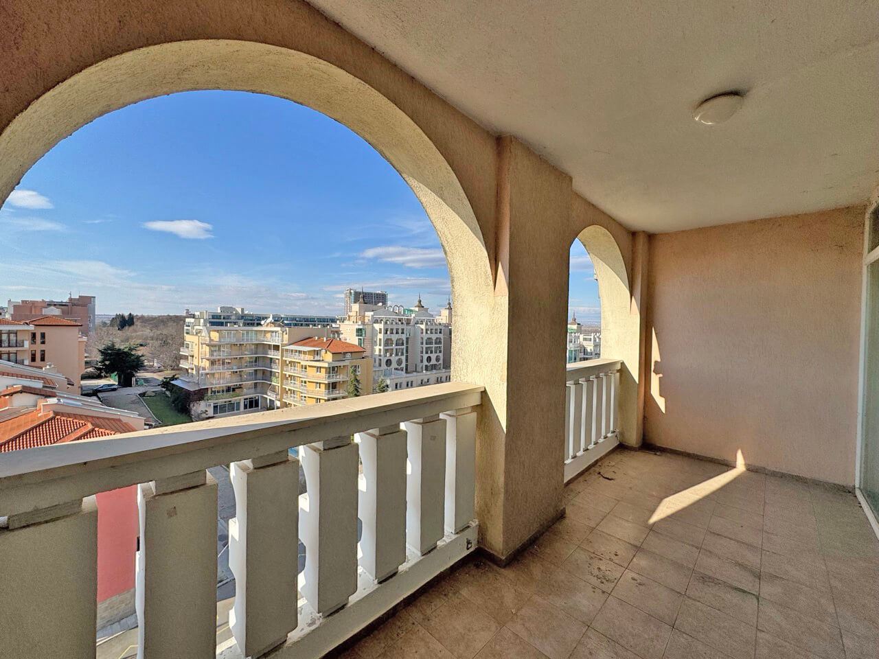 Exkluzivní apartmán s jednou ložnicí v první linii u moře v Pomorie – luxus, prestiž a investice s okamžitou návratností