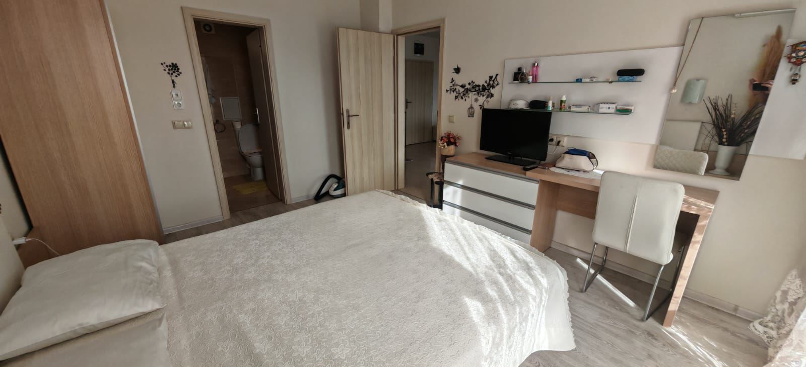 Apartmán se dvěma ložnicemi, výhledem na bazény a částečným výhledem na moře, 200 metrů od pláže ve Sveti Vlas