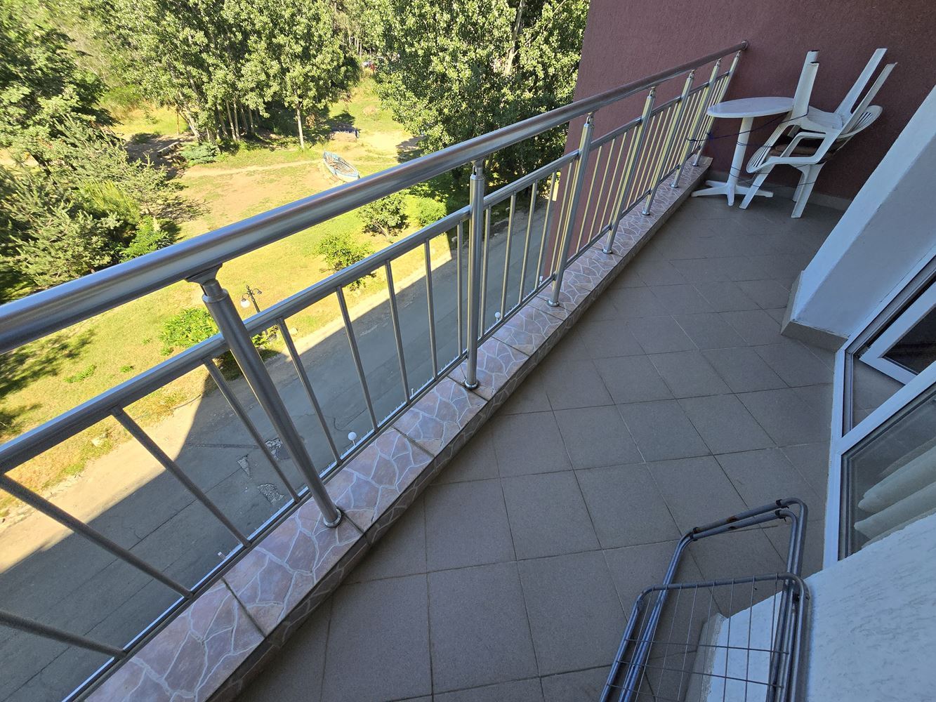 Slunečné pobřeží – prostorné studio s výborným potenciálem pro přestavbu na malý apartmán s jednou ložnicí