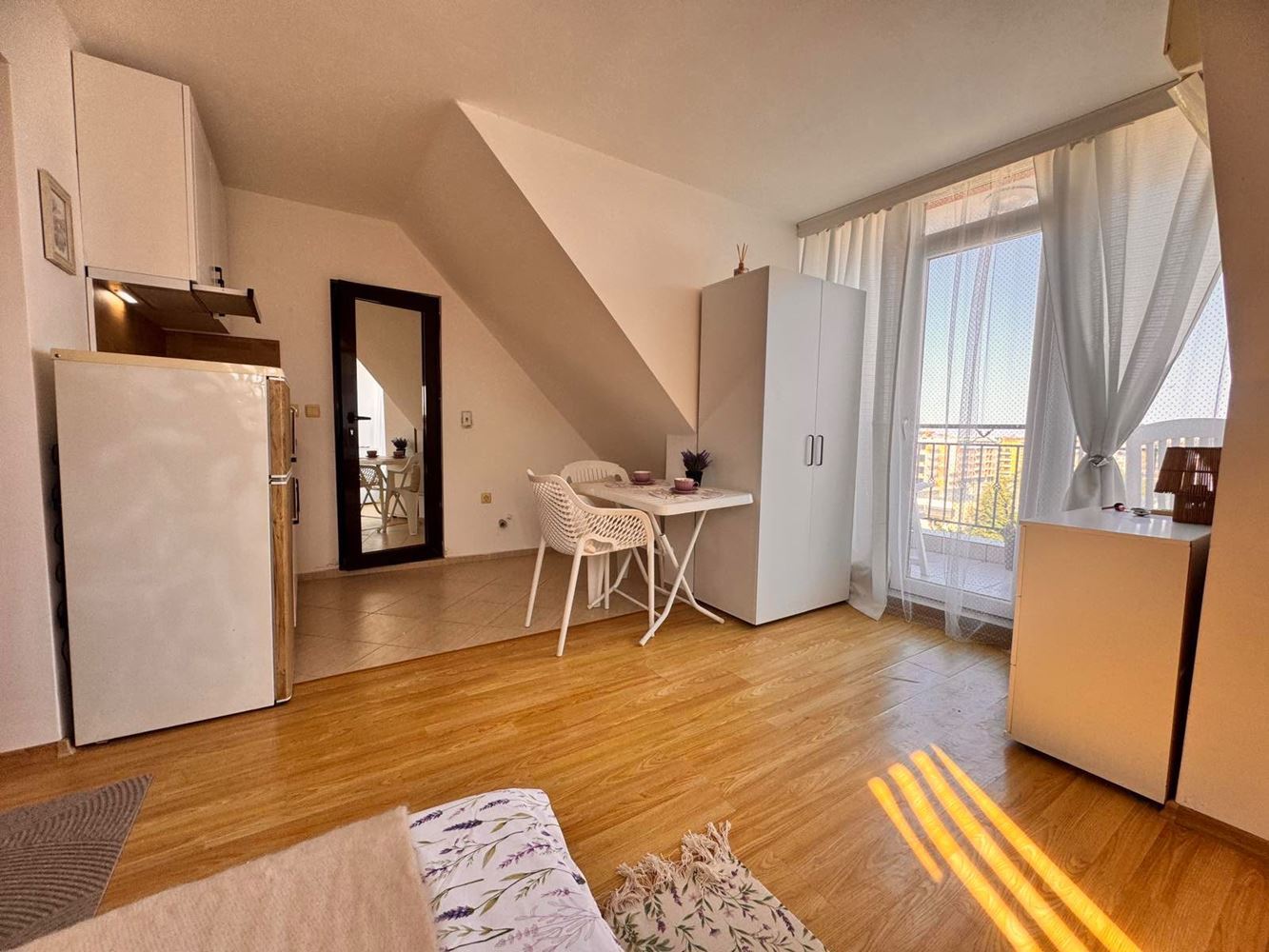 Stylové studio s panoramatickou terasou v Pomorie – nízký poplatek za údržbu, jižní orientace a vynikající lokalita blízko moře