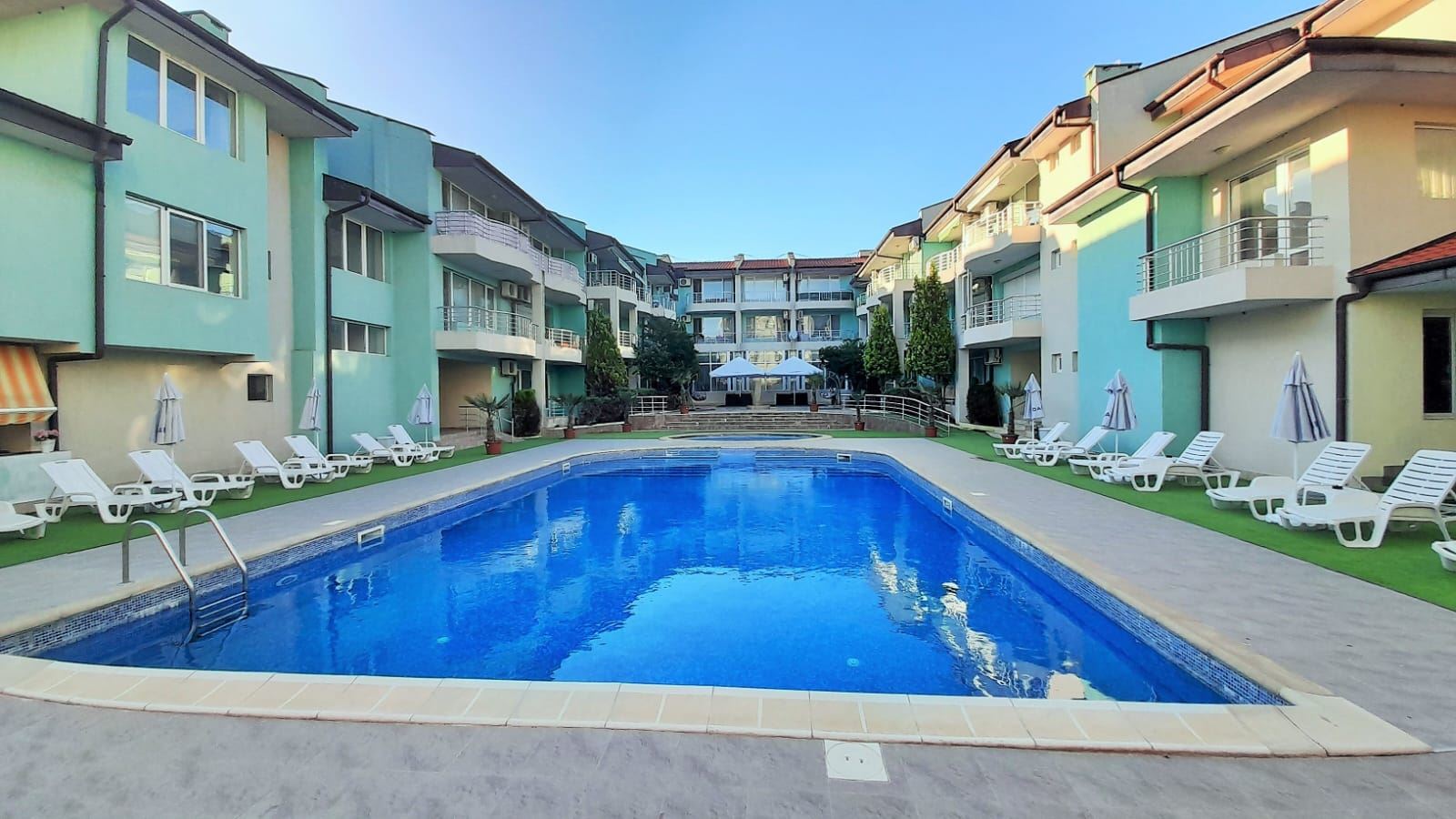 Komfortní apartmán s jednou ložnicí v celoročně fungujícím komplexu s parkováním v čtvrti Sarafovo
