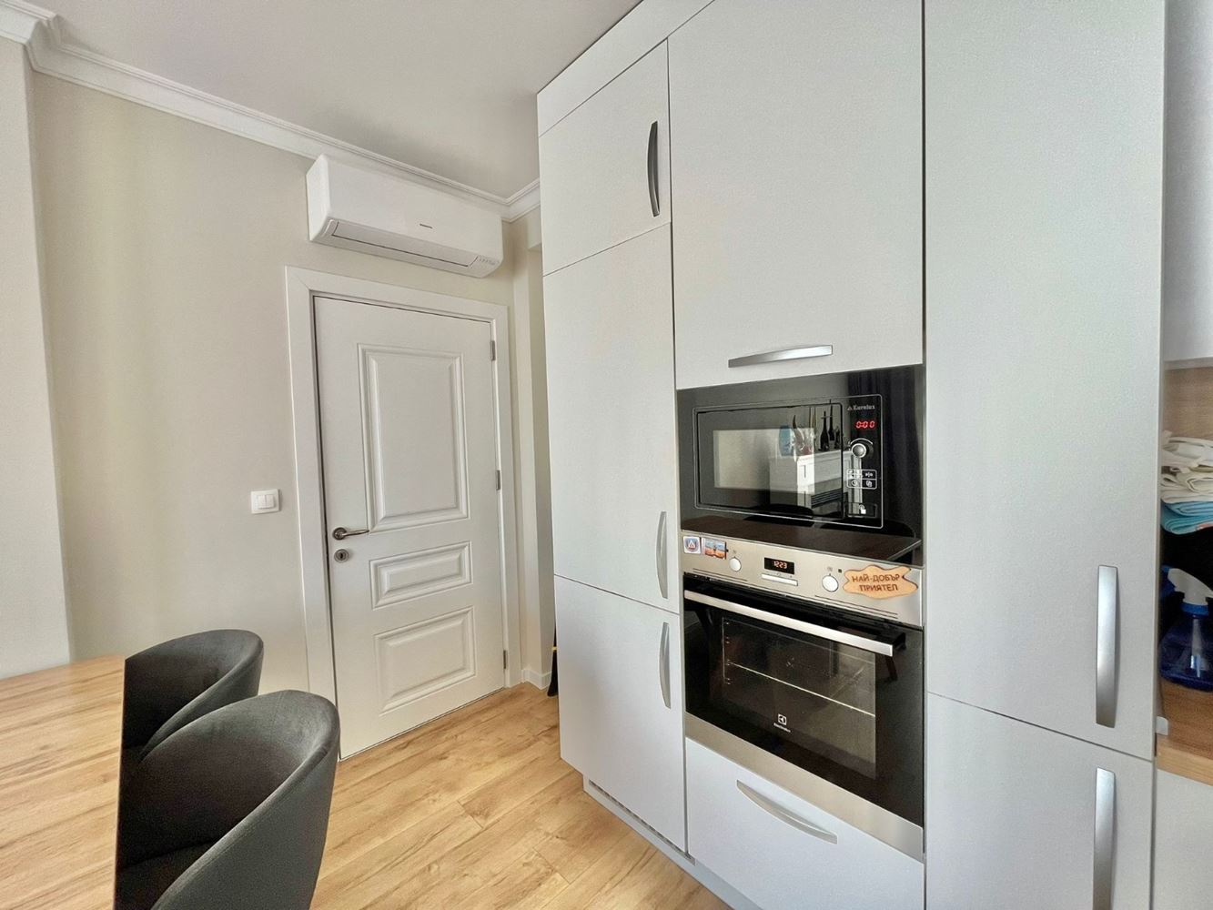 Dvouúrovňový apartmán se dvěma ložnicemi v centru Ravdy – luxus, komfort a vynikající poloha u moře