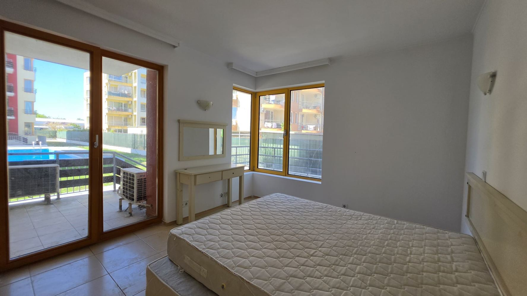 Apartmán s vlastní zahrádkou ve Slunečném pobřeží – bez poplatku za údržbu!
