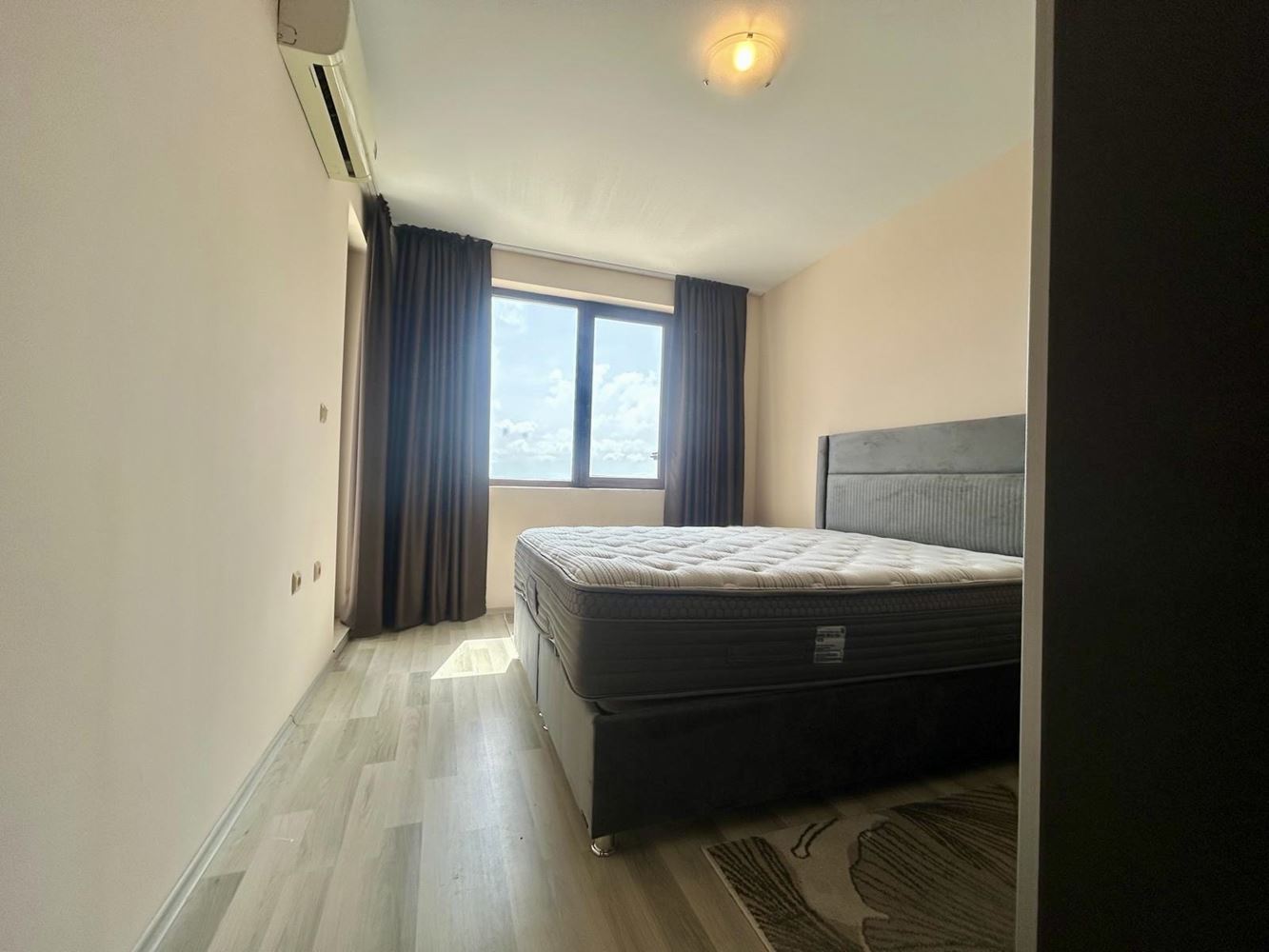 Prostorný apartmán se dvěma ložnicemi a vlastním dvorem v Nesebaru – komfort, klid a výborně udržovaný areál