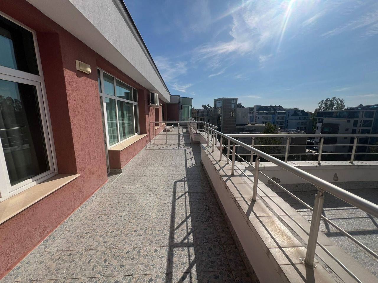 Prostorný byt s jednou ložnicí v Slunečném pobřeží – komfort a prostor v dobře udržovaném komplexu