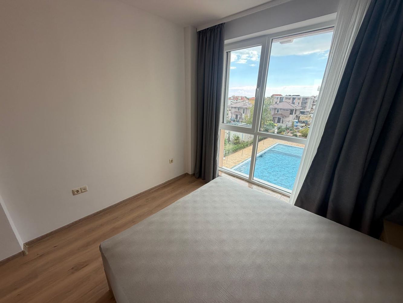 Apartmán se 2 ložnicemi v moderním komplexu s krásným zeleným prostředím v Ravdě
