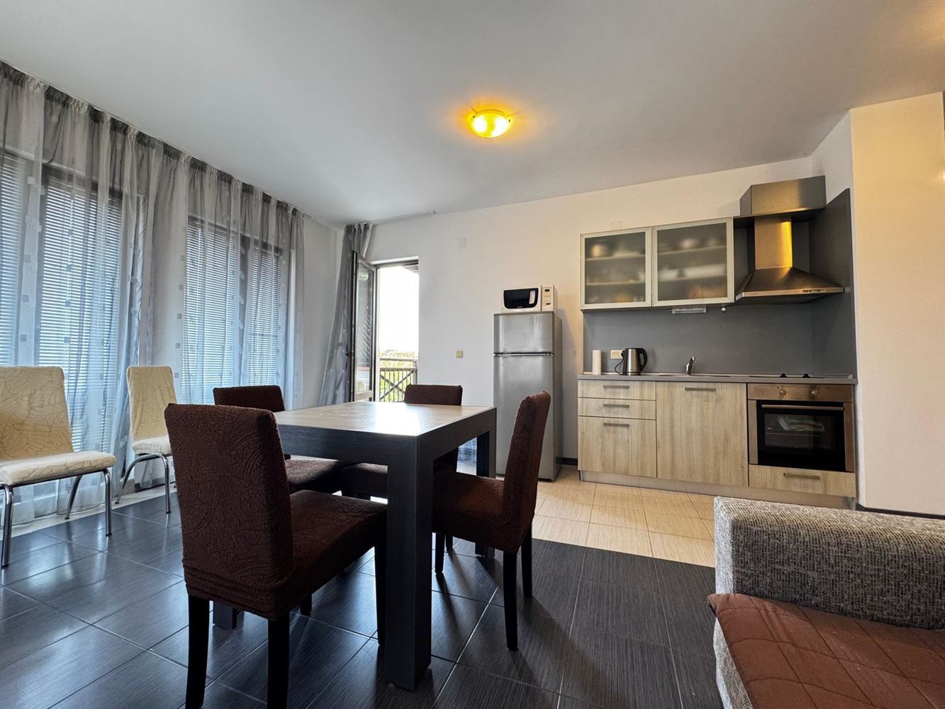 Apartmán s výhledem na moře v Černomorci – komfort, luxusní komplex a dokonalá prázdninová atmosféra