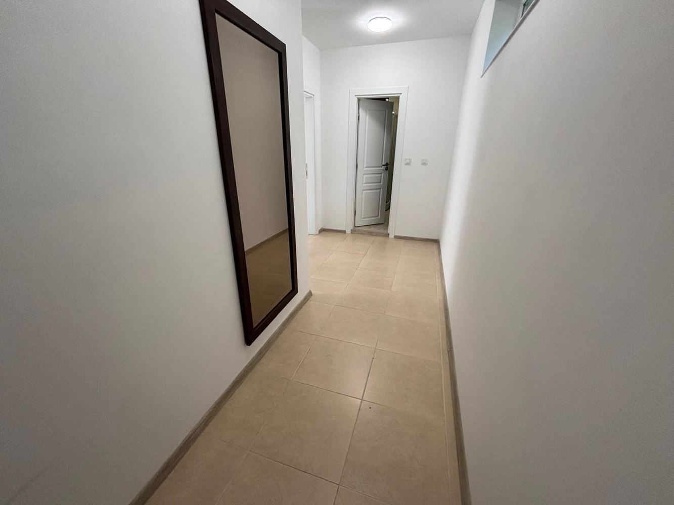Prostorný apartmán s jednou ložnicí v Ravdě, 200 m od pláže – bez poplatku za údržbu a připravený k nastěhování