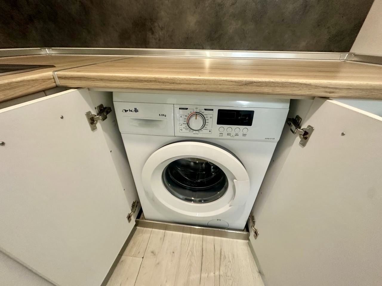 Prostorné studio v přízemí s terasou a možností přeměny na byt s jednou ložnicí – pouze 300 m od moře