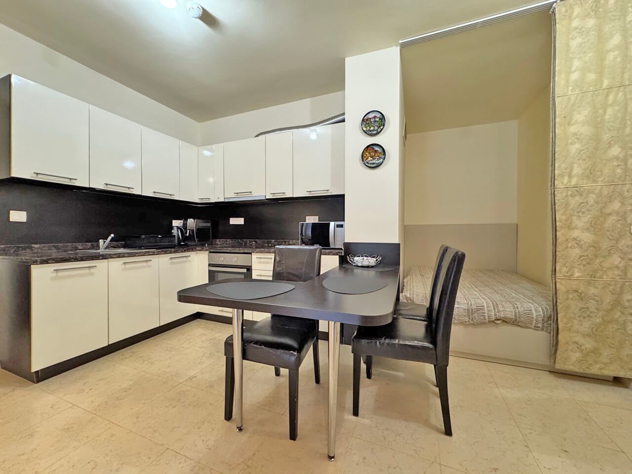 Elegantní apartmán s jednou ložnicí na první linii u moře ve Sveti Vlas s přímým vstupem do zahrady a k bazénu