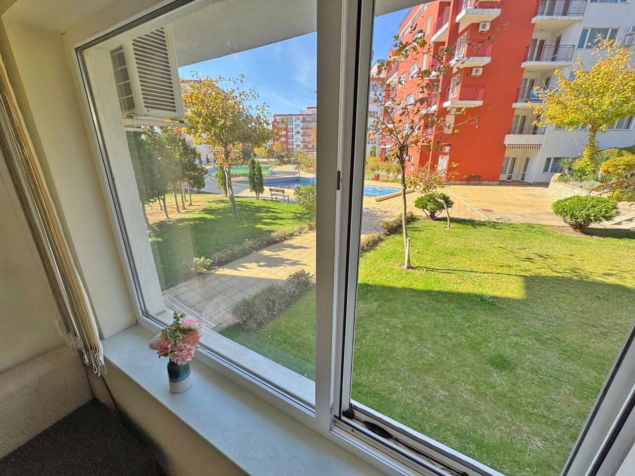 Půvabné studio v první linii u moře ve Sveti Vlasu – působivý komplex s mnoha bazény a dalšími službami