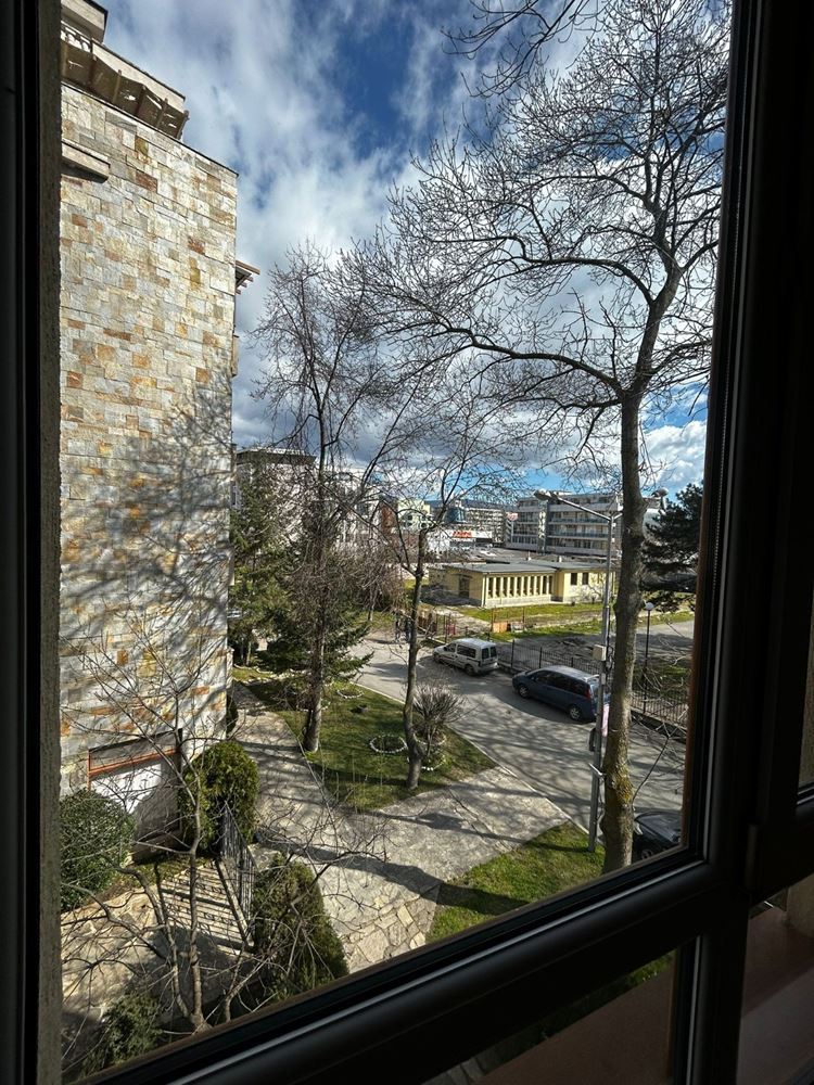 Prostorný a stylově zařízený byt s jednou ložnicí v srdci Slunečného pobřeží – ideální pro bydlení nebo investici