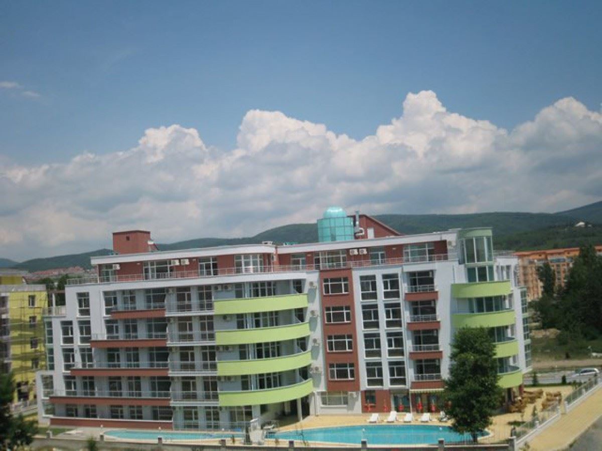 Slunečné pobřeží – prostorné studio s výborným potenciálem pro přestavbu na malý apartmán s jednou ložnicí