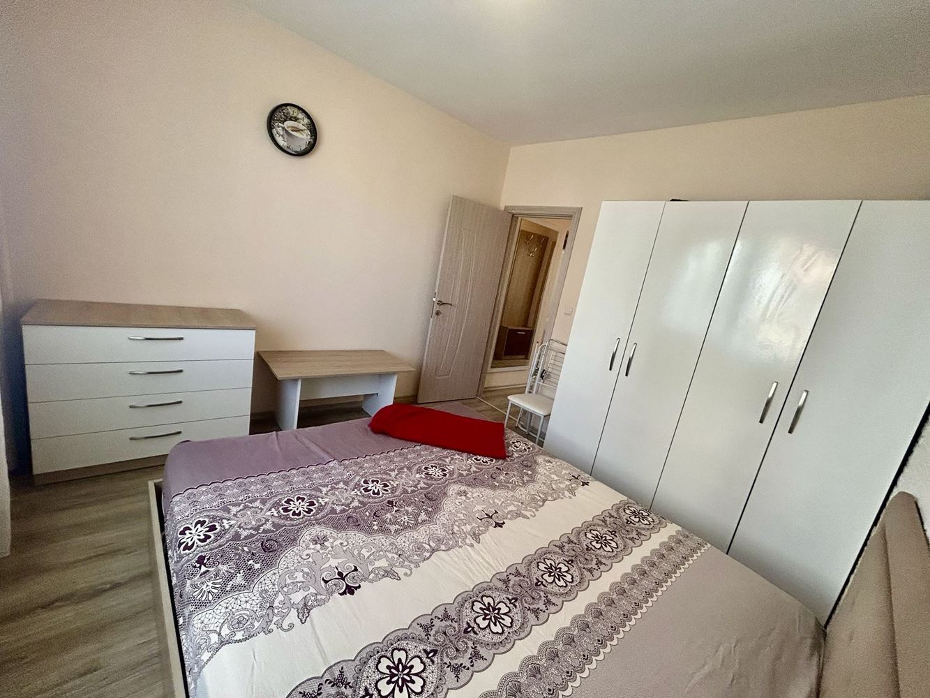 Komfortní 2+kk apartmán s přímým vstupem k bazénu v Nesebaru – mimořádně praktická nabídka