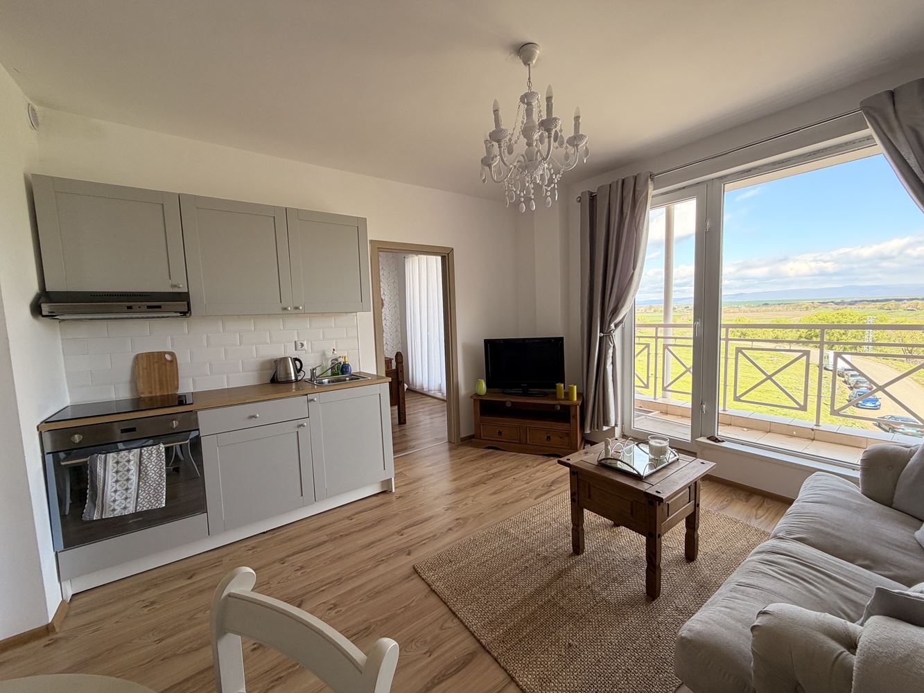 Byt se dvěma ložnicemi s panoramatickou terasou na okraji Sunny Beach – komfort, klid a styl