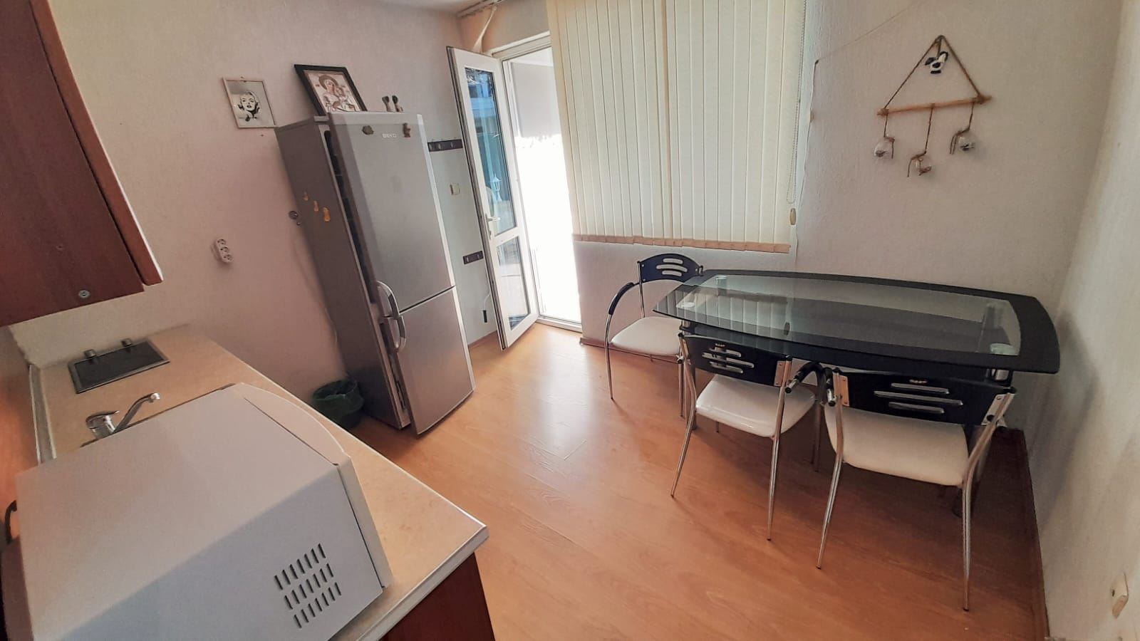 Prostorné studio s prosklenou terasou a dodatečným pokojem – klidná lokalita 500 m od pláže