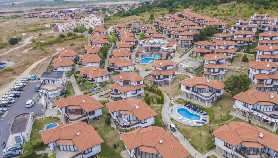 Prostorný byt se dvěma ložnicemi v blízkosti Slunečného pobřeží – moderní komfort a SPA vybavení po celý rok