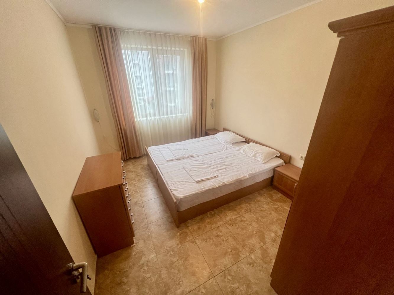 Prostorný třípokojový byt s výhledem na bazén v prestižním komplexu v Nesebaru
