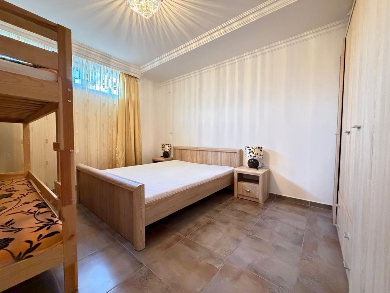 Komfortní dvoupokojový apartmán s přímým vstupem k bazénu – ideální pro bydlení i investici