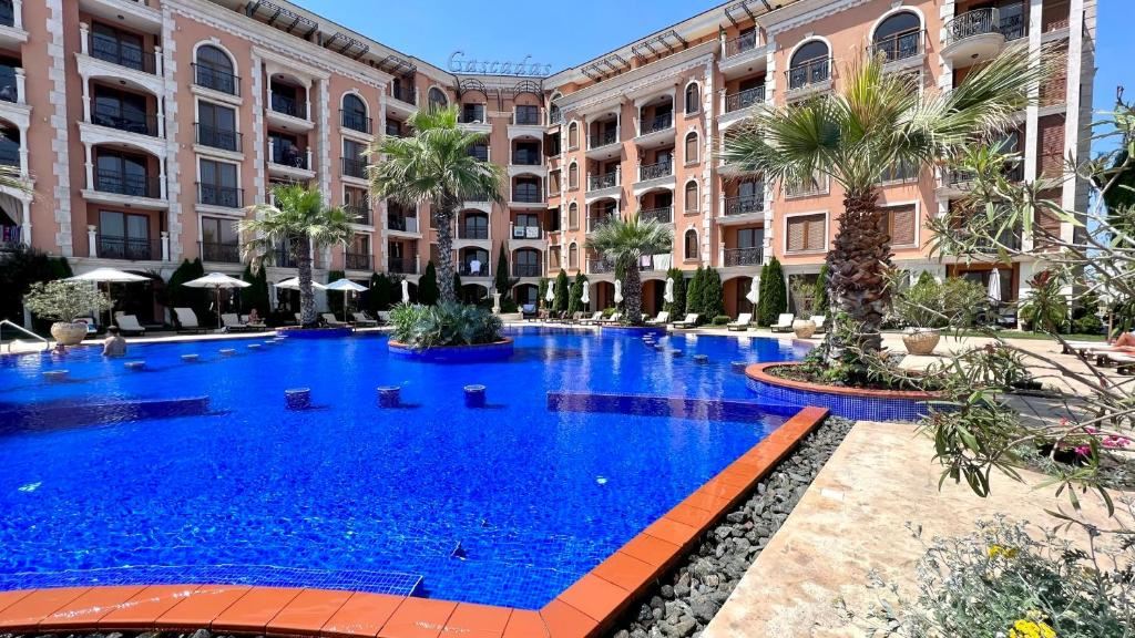 Krásný apartmán s jednou ložnicí v Ravdě s bazény a výborným vybavením – ideální pro dovolenou i investici