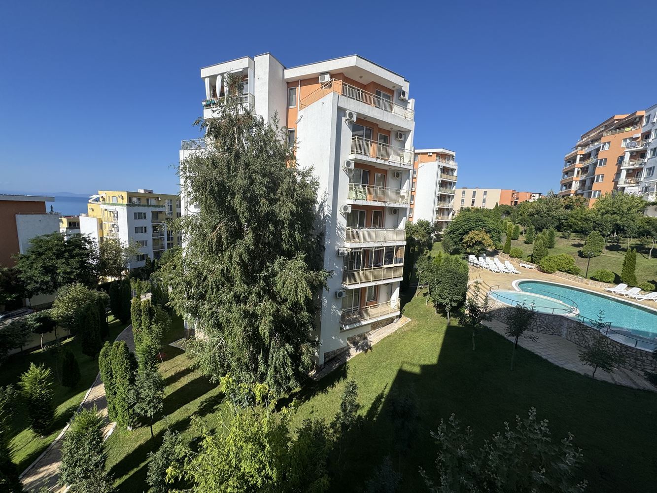 Prostorné studio ve Sveti Vlas s krásným výhledem na bazén – výborná investice u moře