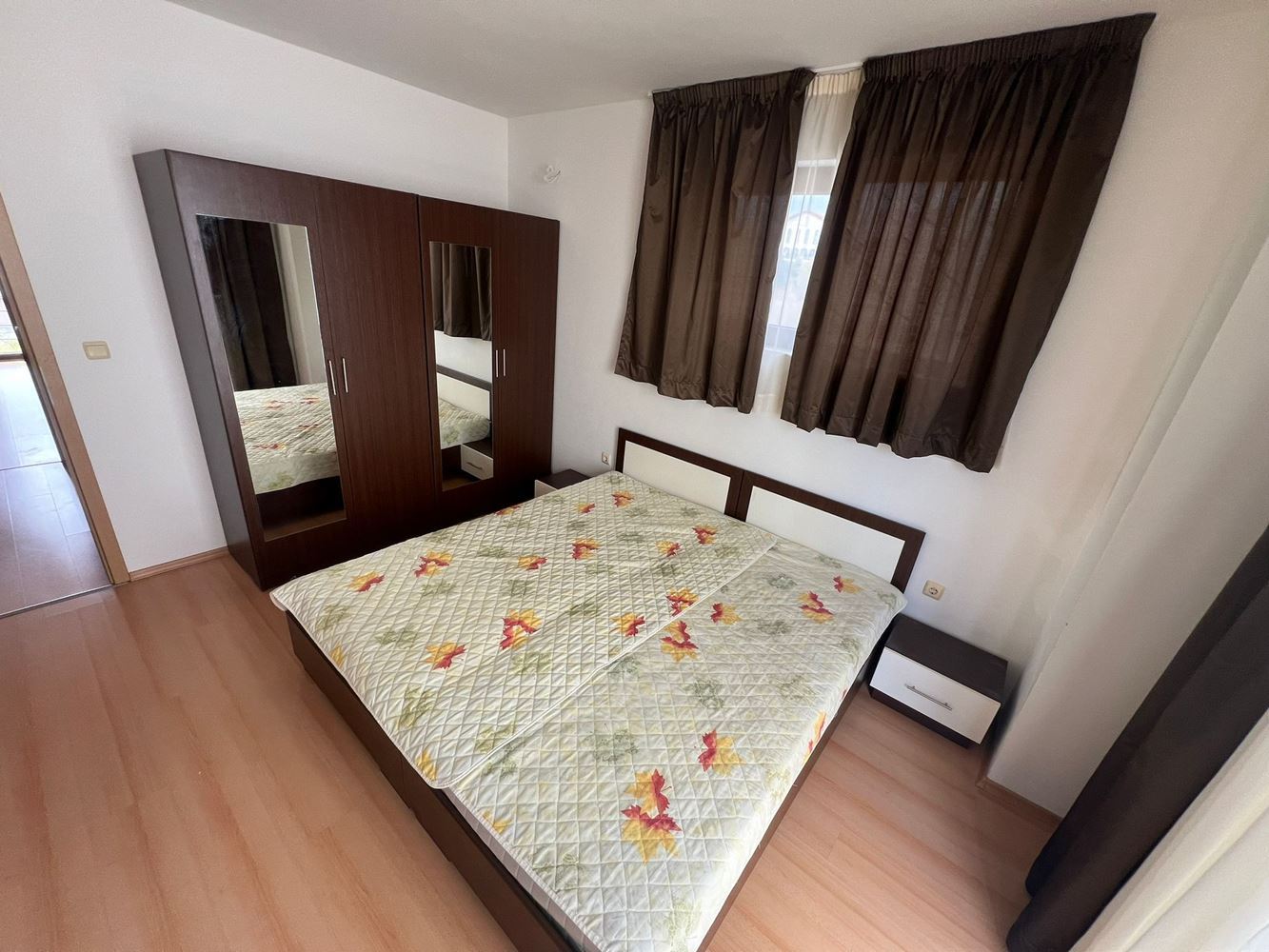 Byt se dvěma ložnicemi v moderním komplexu – plně zařízený a připravený pro váš nový život