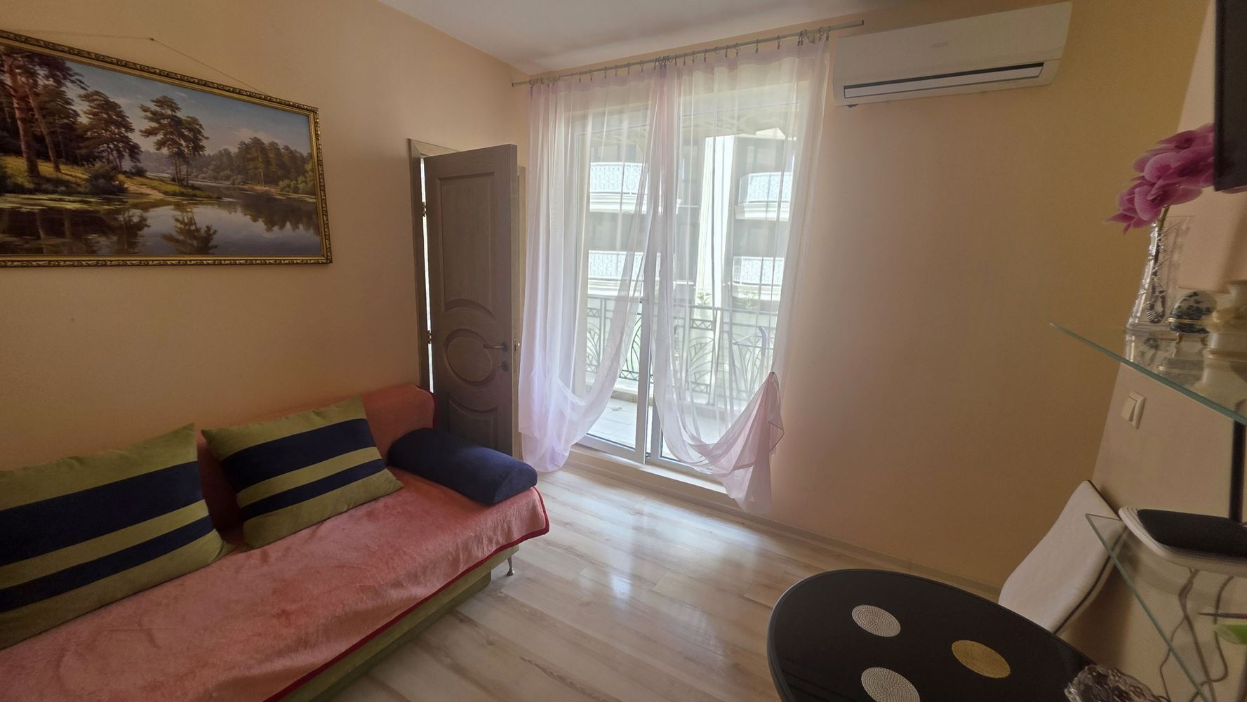Apartmán s jednou ložnicí obklopený zelení a komfortem na Slunečném pobřeží – skvělá investice a útulný rekreační domov