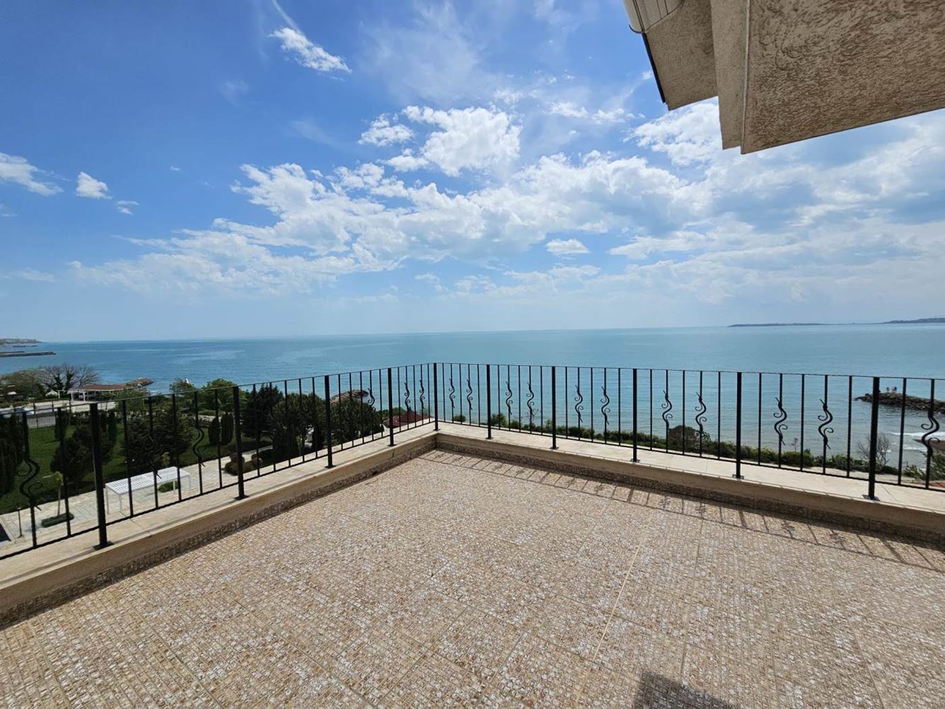 Sveti Vlas – apartmán se třemi ložnicemi s přímým panoramatickým výhledem na moře v komplexu na první linii
