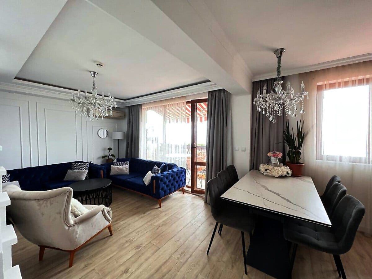 Komfortní mezonetový apartmán se dvěma ložnicemi a panoramatickým výhledem na moře ve Sveti Vlas – nemovitost v prestižní lokalitě s působivým výhledem