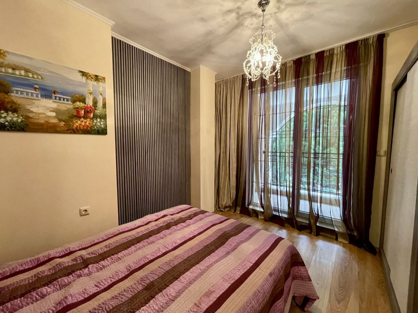 Luxusní mezonet se zahradou v elitním komplexu – komfort a relaxace blízko moře