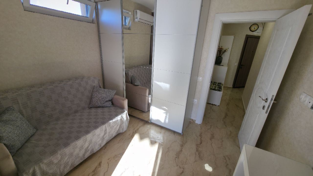 Apartmán se dvěma ložnicemi a velkou panoramatickou terasou ve stylovém komplexu v Sunny Beach