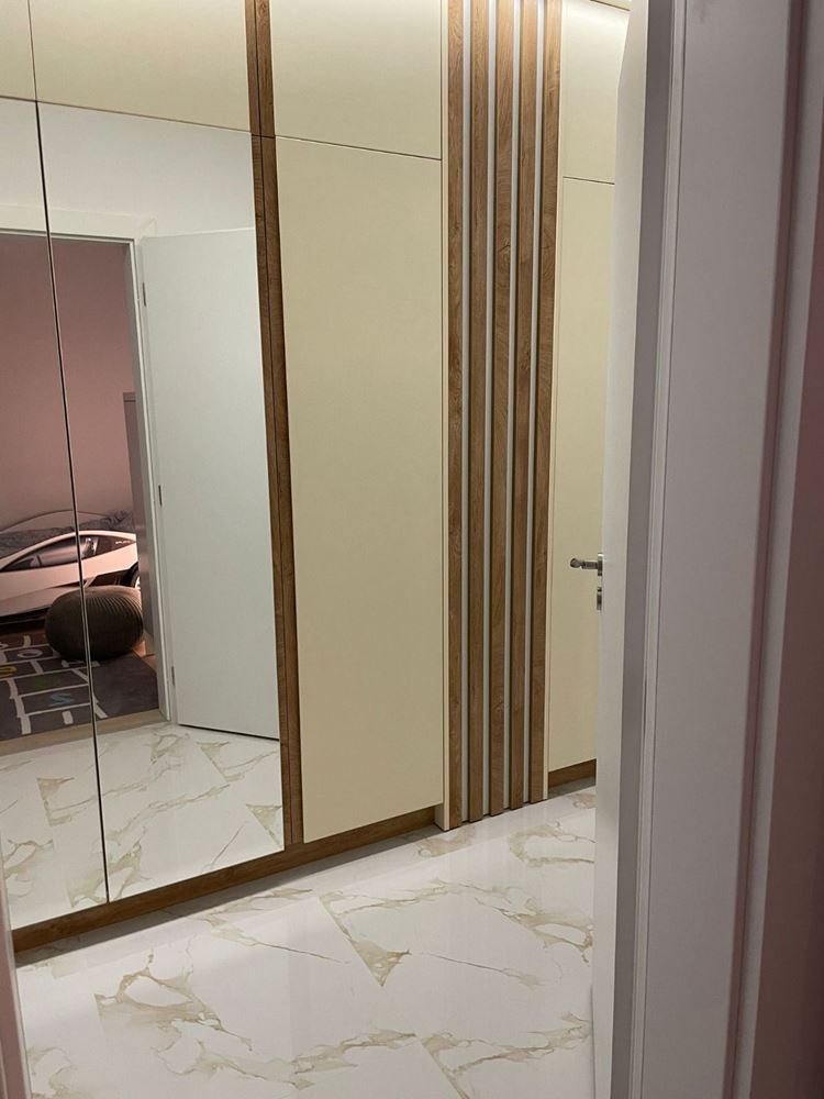 Prostorný pětipokojový apartmán s výhledem na moře v Pomorie – komfort, styl a funkčnost pro velkou rodinu