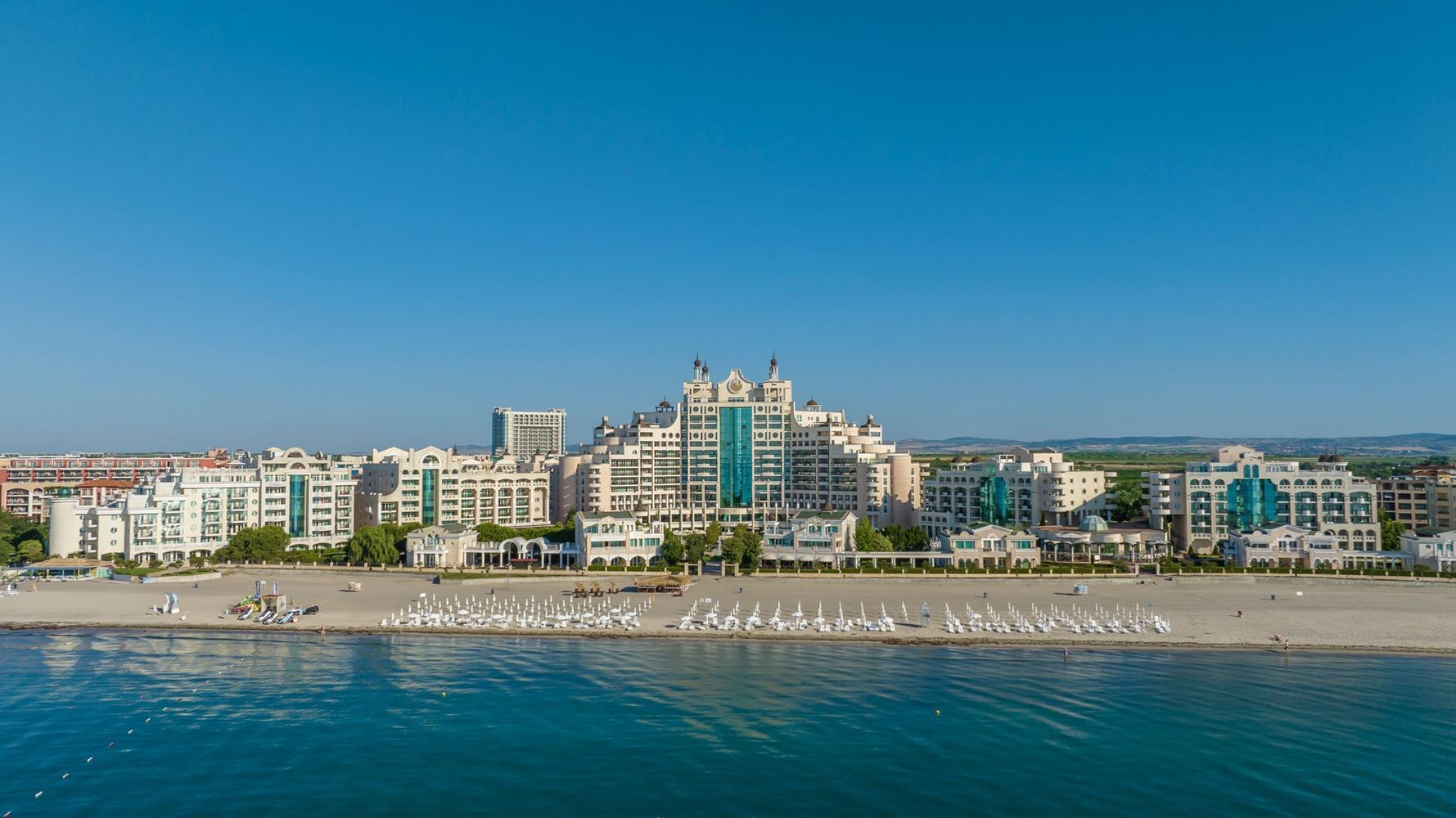 Luxusní apartmán s jednou ložnicí v první linii u moře v Pomorie – uprostřed zeleně a vodních atrakcí