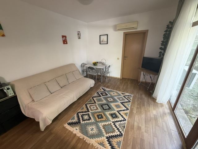 Komfort a klid u moře – prostorný apartmán s jednou ložnicí v Aheloy