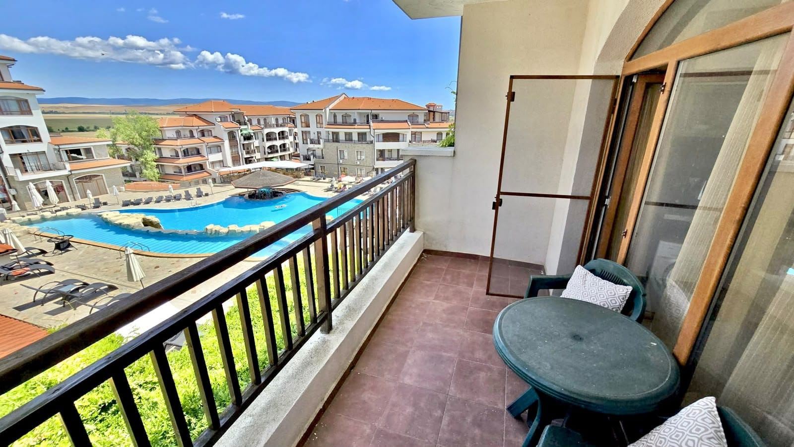 Atraktivní apartmán s jednou ložnicí a výhledem na bazén v Aheloy
