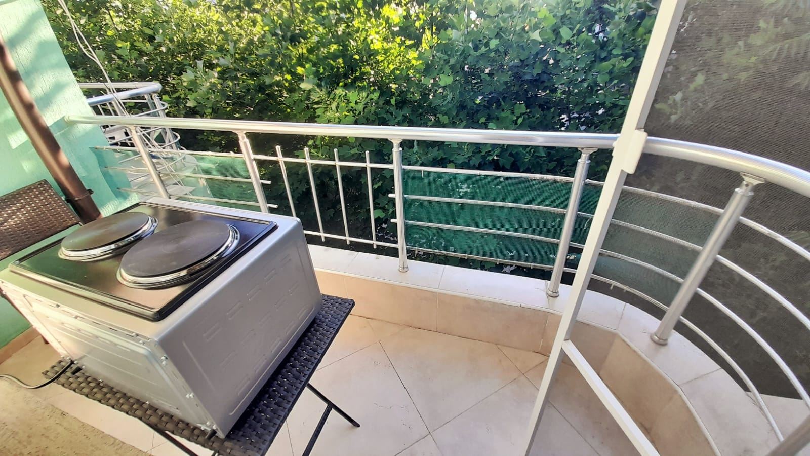 Komfortní apartmán s jednou ložnicí v celoročně fungujícím komplexu s parkováním v čtvrti Sarafovo