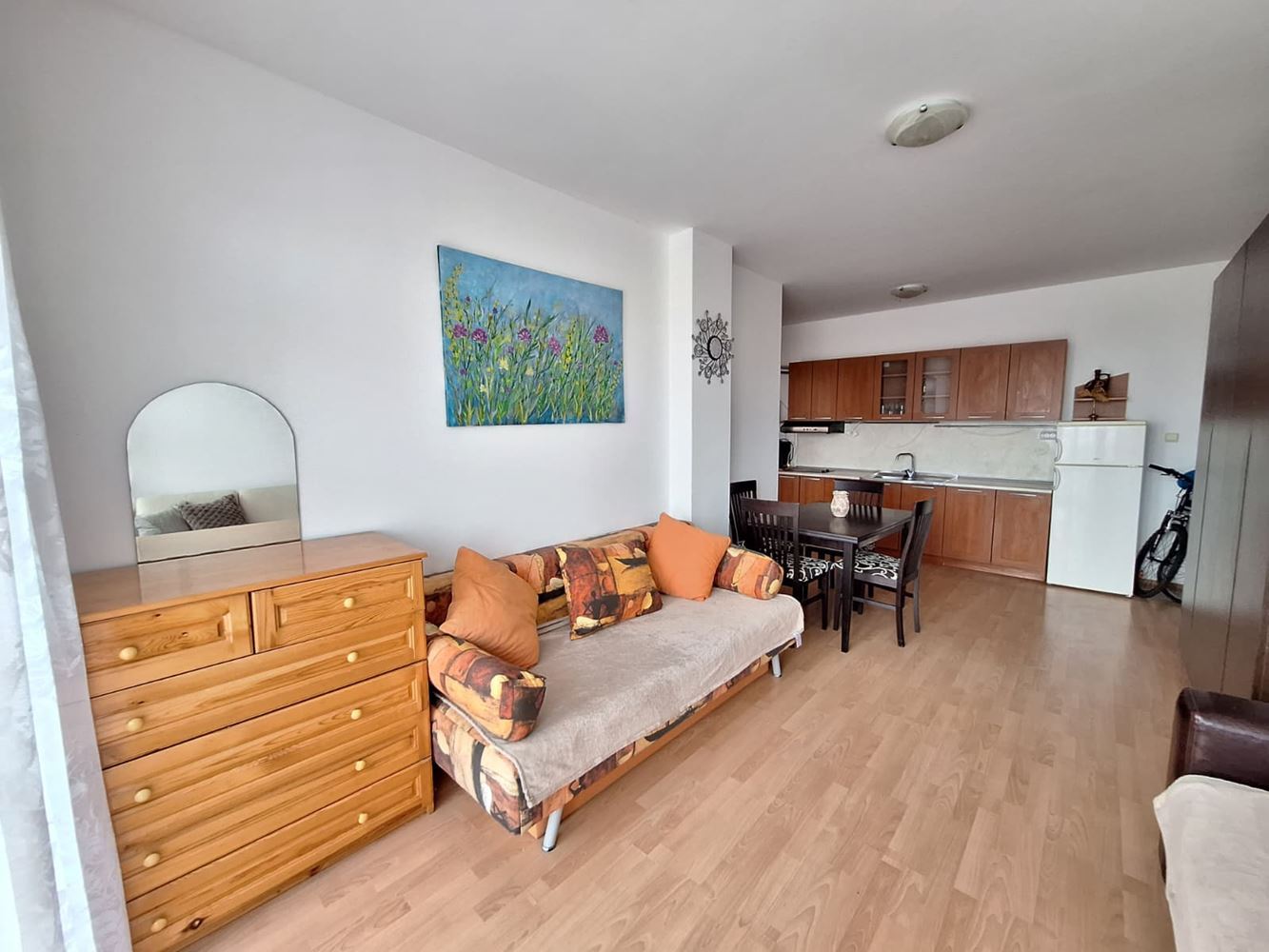 Prostorný byt s jednou ložnicí v luxusním komplexu s bazény a sportovními zařízeními