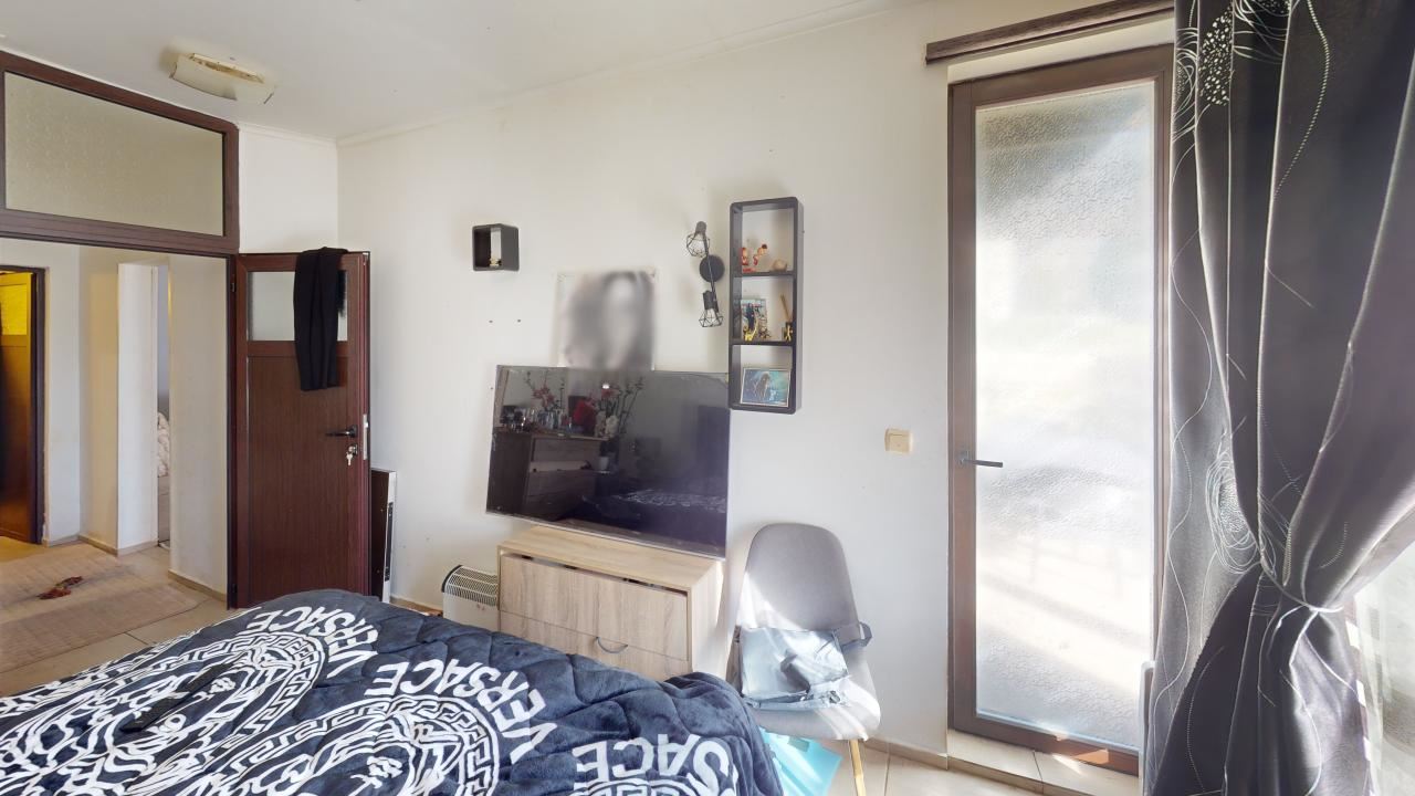 Krásný apartmán se dvěma ložnicemi a terasou ve Slunečném pobřeží