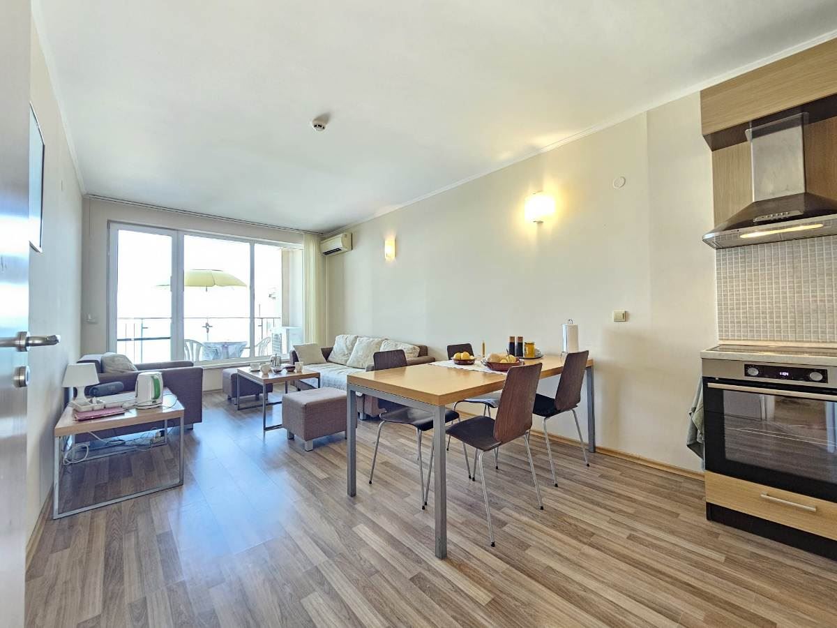 Luxusní apartmán se třemi ložnicemi na první linii u moře v Obzoru – panoramatický výhled na moře a hory