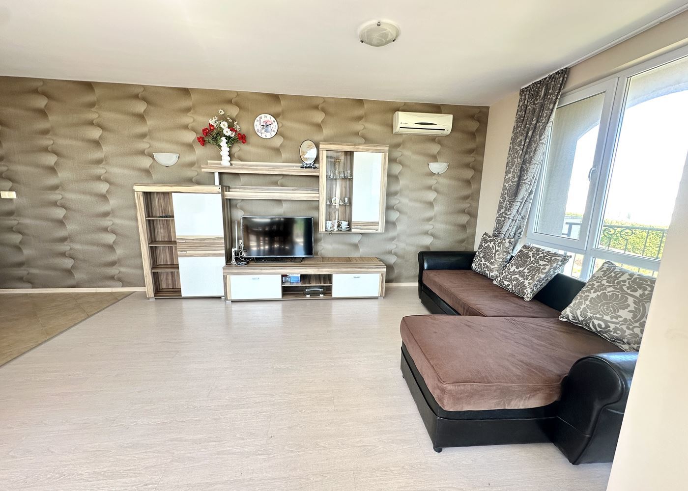 Prostorný apartmán s jednou ložnicí a panoramatickým výhledem na moře v Černomorci – připravený domov u moře