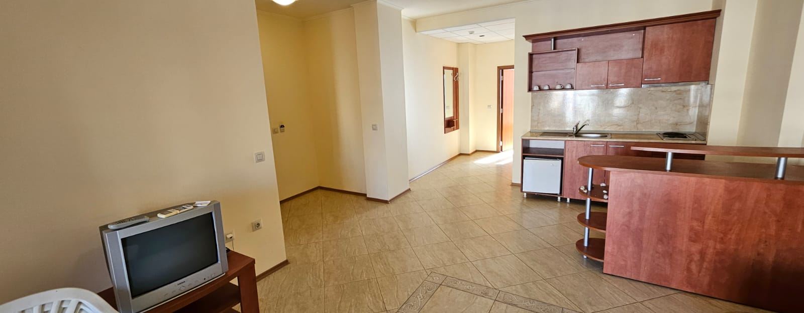 Prostorný apartmán s jednou ložnicí s výhledem na bazén – zařízený, s Aktem 16 a připravený k nastěhování