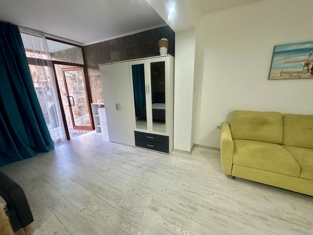 Prostorné studio v přízemí s terasou a možností přeměny na byt s jednou ložnicí – pouze 300 m od moře