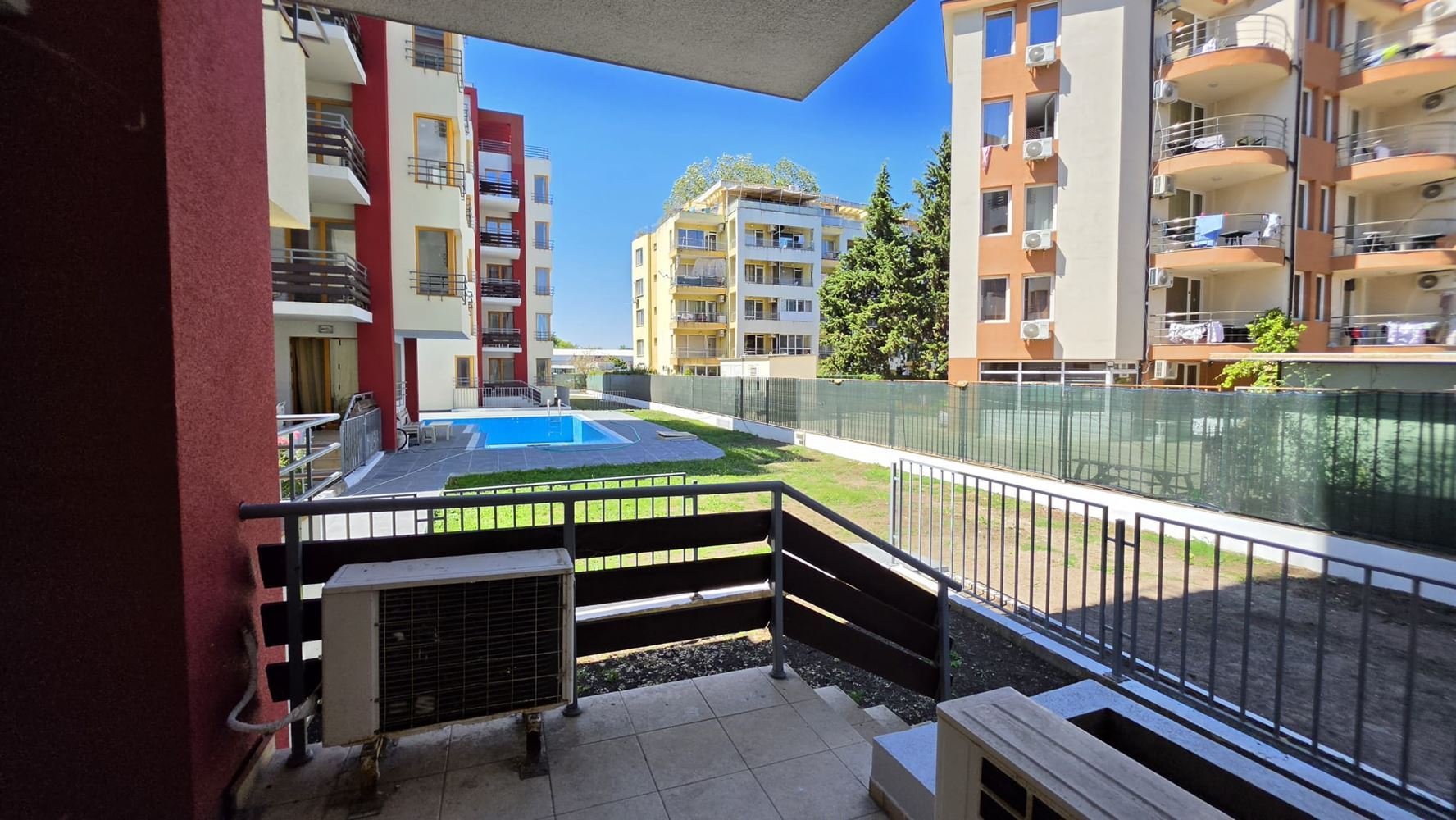 Apartmán s vlastní zahrádkou ve Slunečném pobřeží – bez poplatku za údržbu!