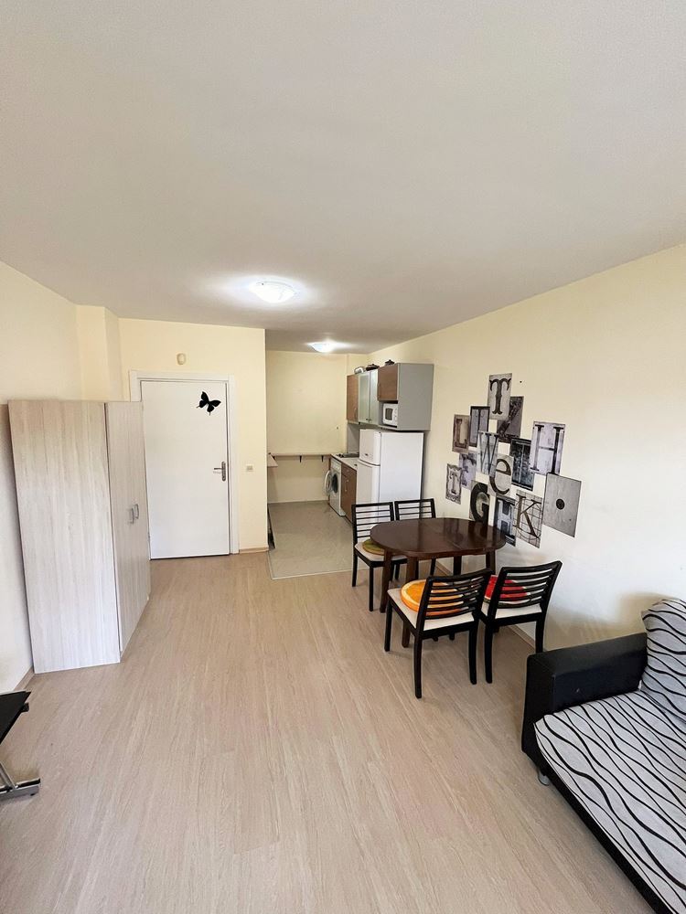 Slunný a prostorný 2pokojový apartmán v Slunečném pobřeží – plně zařízený s vynikajícím zázemím v komplexu