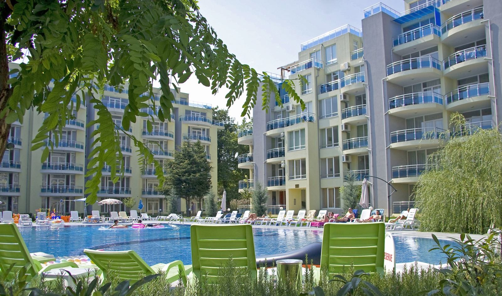 Slunné a prostorné studio s výhledem na moře v Ravdě – 100 m od pláže, v udržovaném komplexu s bazénem a zelení