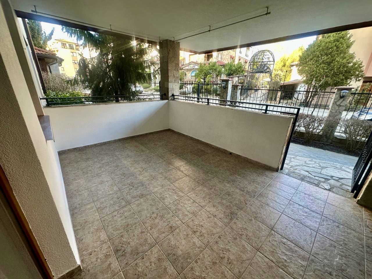 Prostorné studio v přízemí s velkou terasou a možností přeměny na byt s jednou ložnicí – bezpečí a komfort v Nessebaru