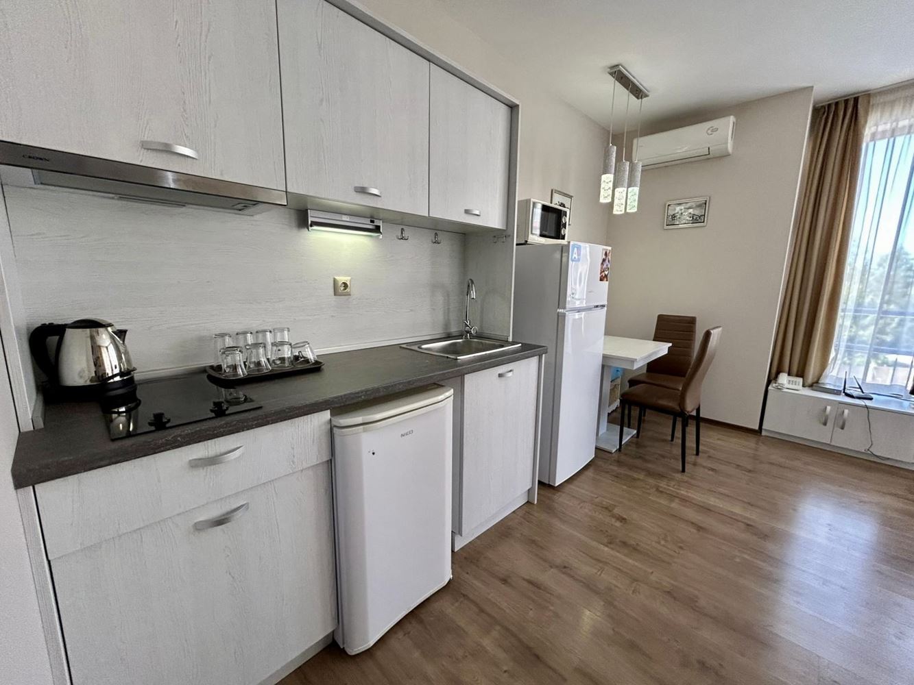 Útulný 2+kk apartmán s výhledem na bazén a zeleň v skvělém komplexu ve Slunečném pobřeží