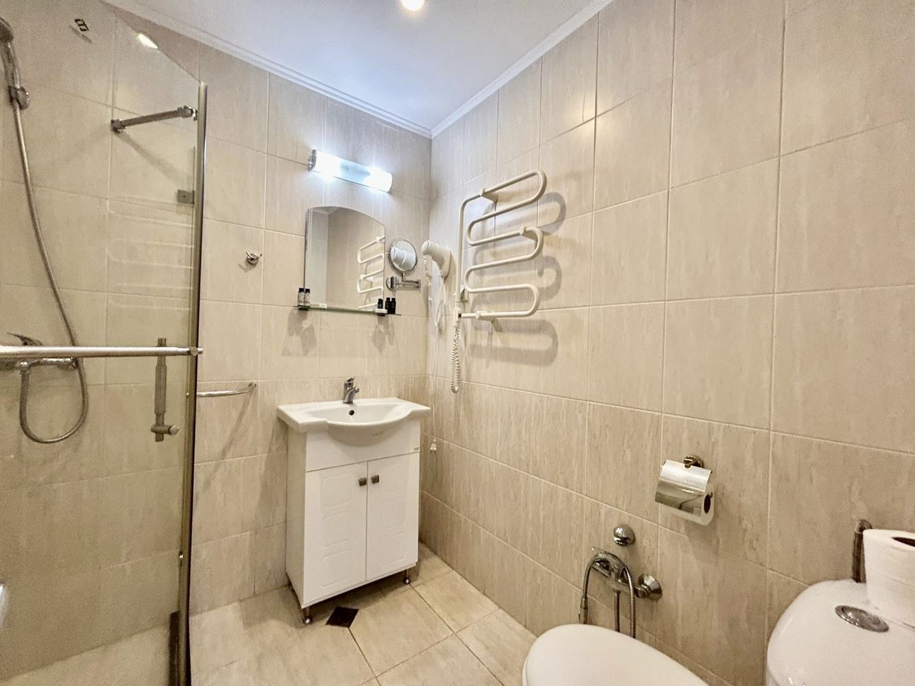 Apartmán s jednou ložnicí a dvěma prostornými terasami ve Slunečném pobřeží – plně zařízený a připravený k užívání