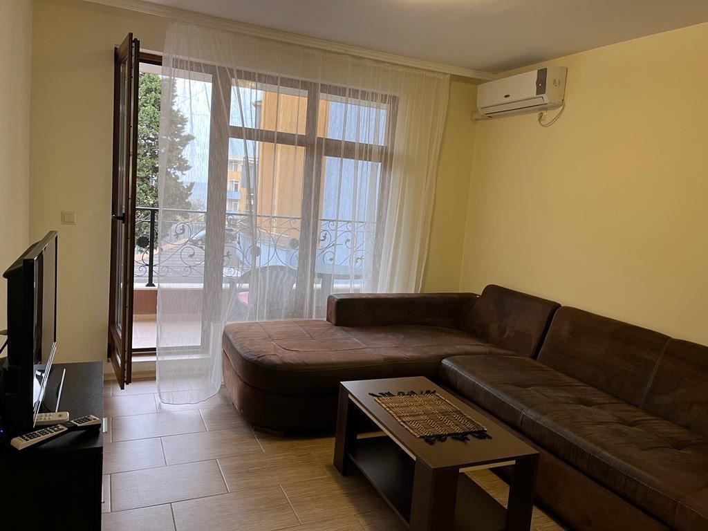 Prostorný apartmán s jednou ložnicí na první linii v malebné Ravdě